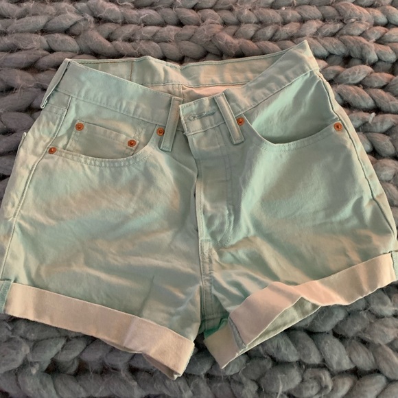 SOLD Levi’s denim shorts 🩳 - Picture 1 of 3